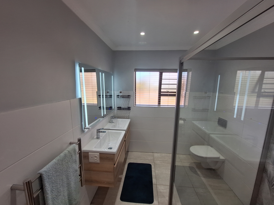 4 Bedroom Property for Sale in Wavecrest Eastern Cape